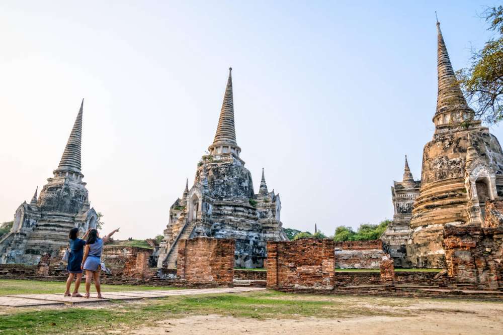 Touristes visitant le Wat Phra Si Sanphet